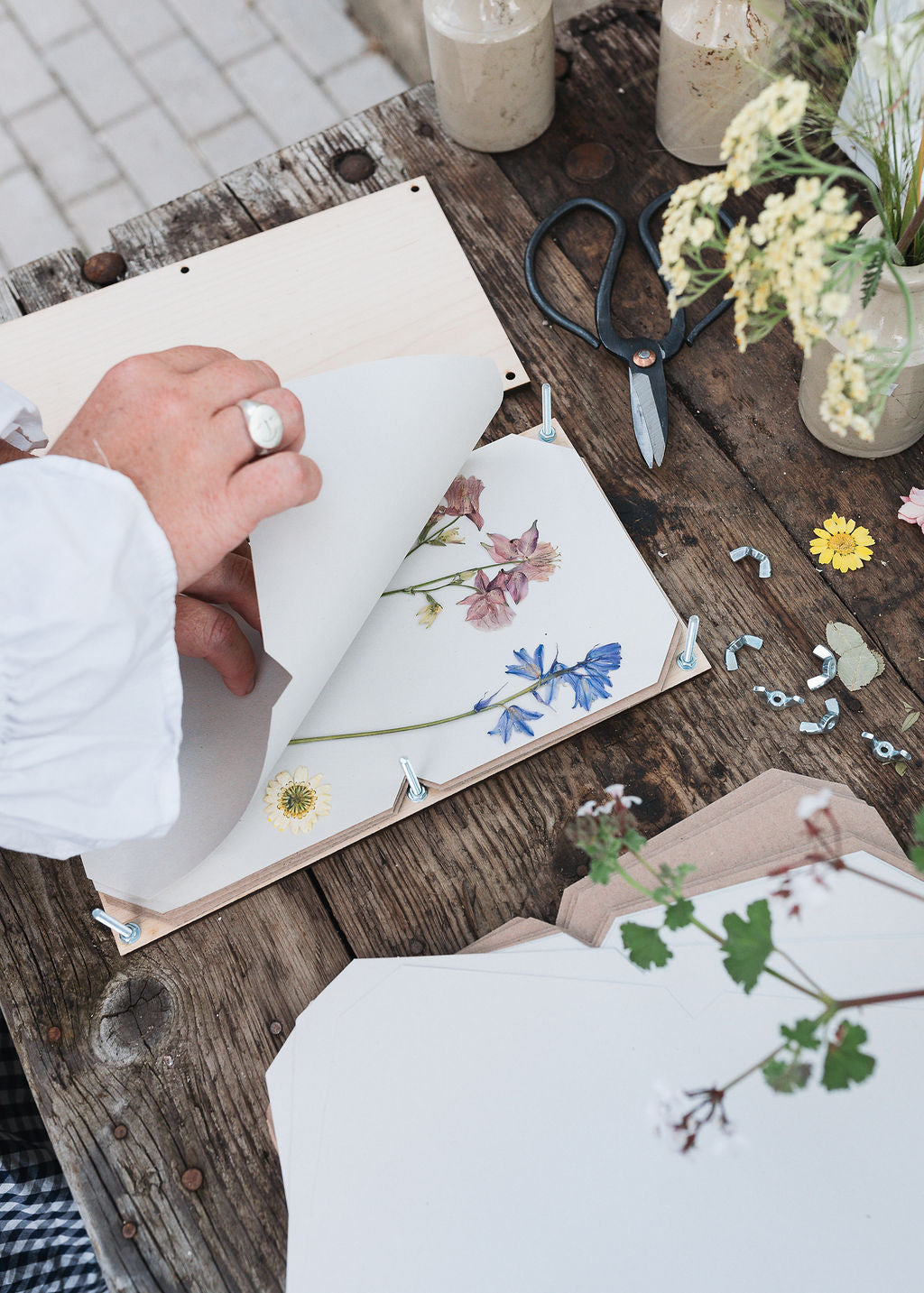 Botanical Gift Set: Large Flower Press & Gardening Book 04