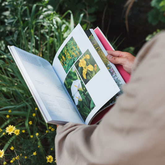 The Seasonal Gardener: Creative Planting Combinations Book